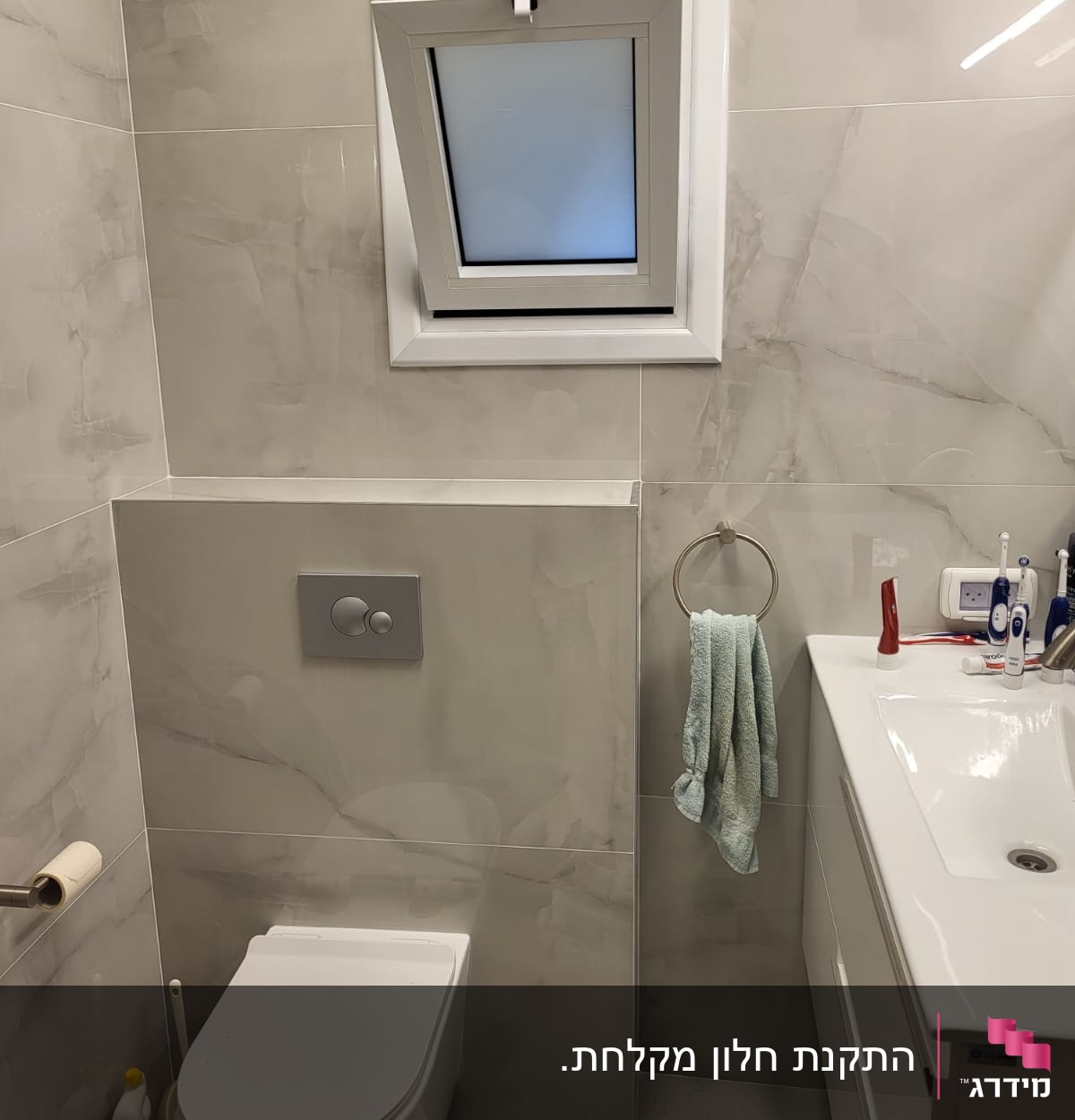 חלון אלומיניום קטן בחדר אמבטיה